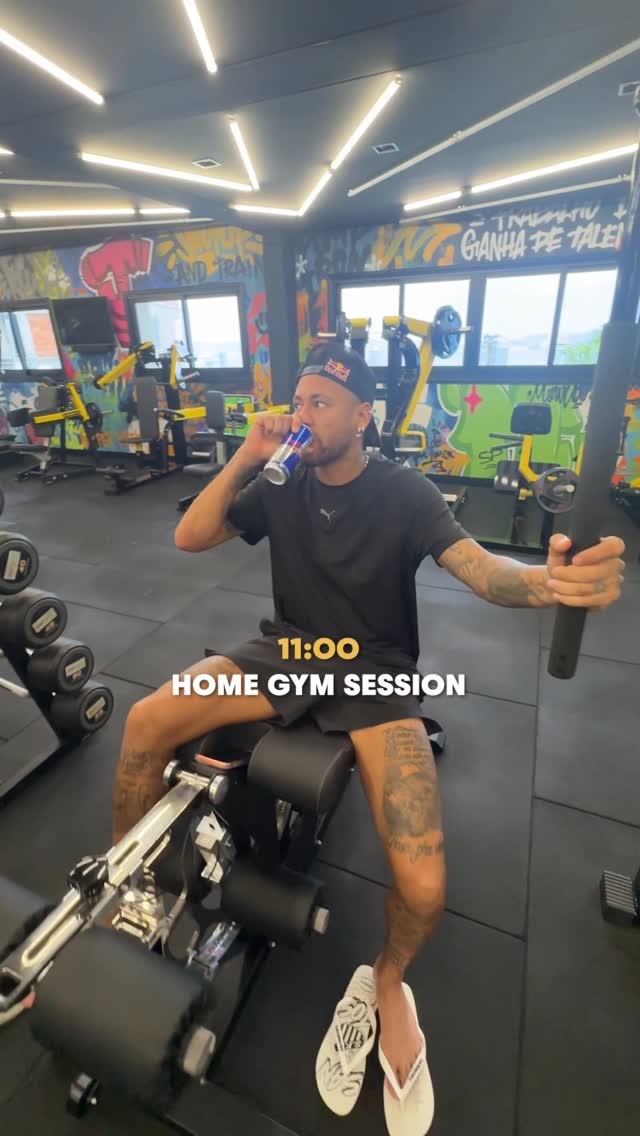 a sneak peak into @neymarjr recovery day 👀

#redbull #givesyouwiiings #energydrink #neymar #football