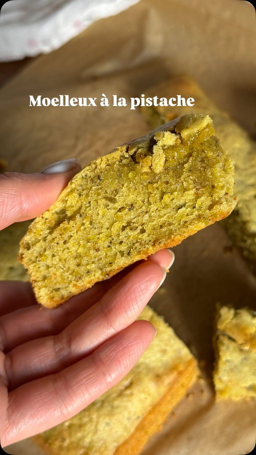 Moelleux à la pistache 

Est ce que tu as testé cette pâte de pistache ? 

Ingrédients : 
- 140g de pâte de pistache 
- 2 œufs 
- 80 g de sucre 
- 100 ml de crème liquide entière 
- 100 g de farine 
- 1/2 sachet de levure chimique 

Quantité pour un moule de 18 cm de diamètre ou un carré de 16cm x 16

Cuisson : 
- Enfourner 19 minutes à 170°C. 
- Les bords doivent être pris et le centre légèrement souple. 

Repos : 
- Laisser refroidir au moins 30 minutes avant de couper (texture fondante). 

Enjoy ❤️

#pistachio#cake#recettefacile#pastry#recipe