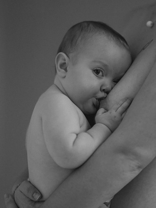 Parce que je verse des larmes de fierté en voyant ces photos…
Parce que derrière elles, il y a tellement plus que de simples images 🥺

Il y a ce projet qui me tenait à cœur depuis si longtemps.
Il y a ce désir profond de vivre cet allaitement pleinement.
Il y a mes doutes, mes peurs, mes remises en question… et cette envie de ne rien lâcher.

Après un premier allaitement qui s’est arrêté plus tôt que je ne l’aurais voulu, j’avais comme un goût d’inachevé. Une petite blessure silencieuse.
Alors pour toi, je me suis promis d’y croire encore. De me faire confiance. De nous laisser le temps.

Et presque un an plus tard…
Nous sommes toujours là.

Je ne sais pas combien de temps ça durera encore,
mais je sais déjà que j’en suis infiniment fière.

Fière d’avoir persévéré.
Fière de nous.
Fière d’avoir transformé un échec en une victoire remplie d’amour.

Bientôt 1 an… et mon cœur déborde déjà de tout ce que cet allaitement m’a offert 🤍

📸 @marjory_photography je ne te remercierai jamais assez pour tous ces souvenirs incroyable ✨

#allaitement #allaitementmaternel #fierté