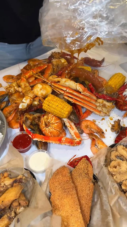 Seafood boil feast @raisingclaw_theboilinghouse