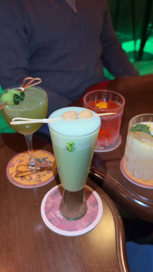 It’s cocktail o’clock 🍸

@paperfancocktailbar is a tea-infused cocktail bar hidden inside @biangbiangnoodles in Capitol Hill. The space is moody and vibey, with unique cocktails featuring flavors like lychee, pandan, and yuzu.

Part of the fun is finding this secret spot ✨

#cocktailbar #cocktailsinseattle #seattlefood #seattlerestaurants #cocktails