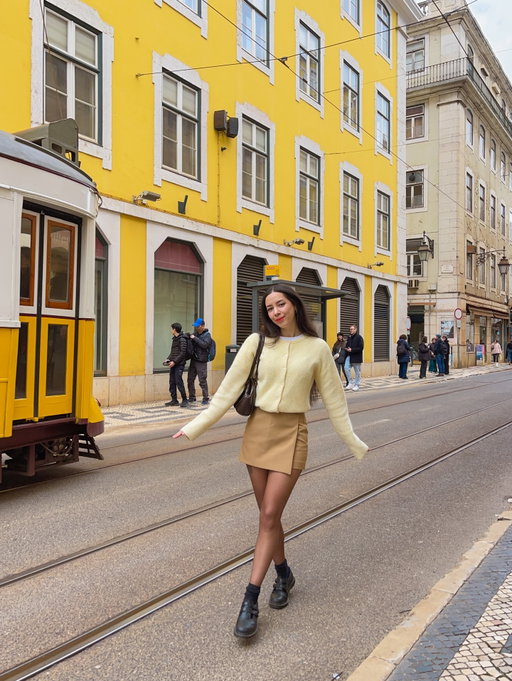 Lisbon day 1 in pics 🇵🇹💛📷

Thankfully packed my comfiest shoes, fitted so much into one day, managed 20,000 steps 👍🏼

Sights:
Trams 🥹
Arco da Rua Augusta
Praça do Comércio
Pink street 
Time out market 
View top of Santa Justa Lift (Lift was closed)
Cathedral 
Casa São Miguel 
Miradouro das Portas do Sol view point
Arco do Castelo
Lx factory 
Gelateria La Verde for Gelato 
Miradouro da Senhora do Monte viewpoint at sunset

Dinner - Tapa bucho (Highly recommend 😍)

Stayed in The Indy House 504