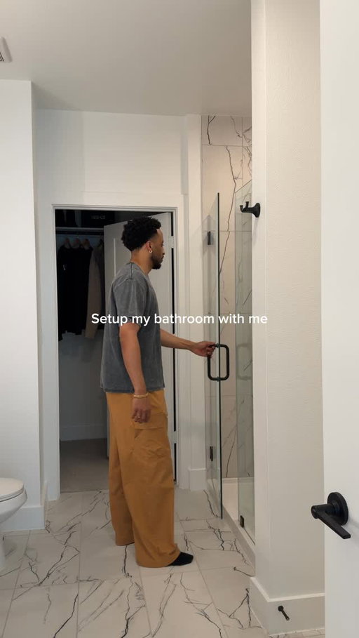 Slowly making this place a home 🏠 

#homedecor #menslifestyle #apartmenttherapy #interiordesign #bathroomsetup