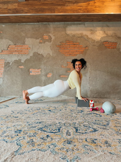 It looks easy… just wait 🌼
Slow, controlled… and then the shake hits out of nowhere
Stay with it 💛
See you at the barre… don’t quit on me 😉 

#barreinstructor #pilatesinstructor #yogainstructor