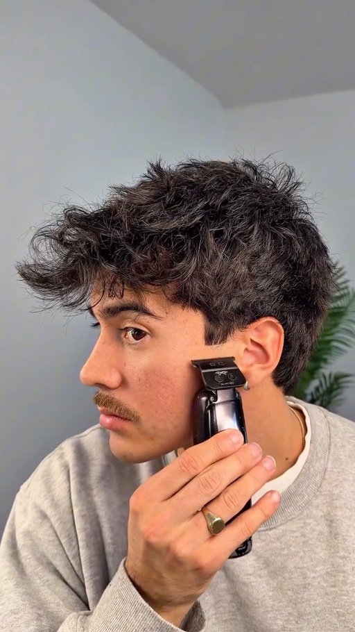 Scissor self cut clean up,

Used a sea salt for texture in this vid but it's def more frizzy than i usually go for so i'd probably use a leave in conditioner or curl cream going forward 

#wavyhair #selfhaircut #naturalhair #textured #barber