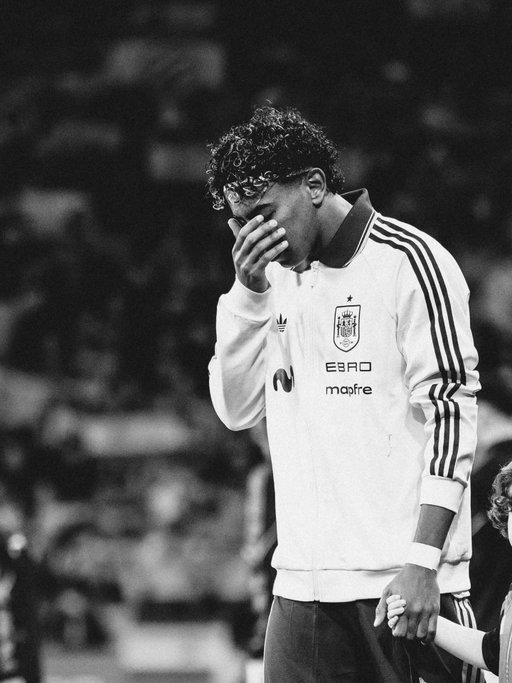 yo soy musulmán, alhamdulillah.

Ayer en el estadio se escuchó el cántico de “el que no bote es musulmán”. Sé que iba por el equipo rival y no era algo personal contra mí, pero como persona musulmana no deja de ser una falta de respeto y algo intolerable.

Entiendo que no toda la afición es así, pero a los que cantan estas cosas: usar una religión como burla en un campo os deja como personas Ignorantes y racistas.
El fútbol es para disfrutarlo y animar, no para faltar al respeto a la gente por lo que es o en lo que cree. 

Dicho esto, gracias a la gente que nos vino a animar, nos vemos en el mundial.🤍