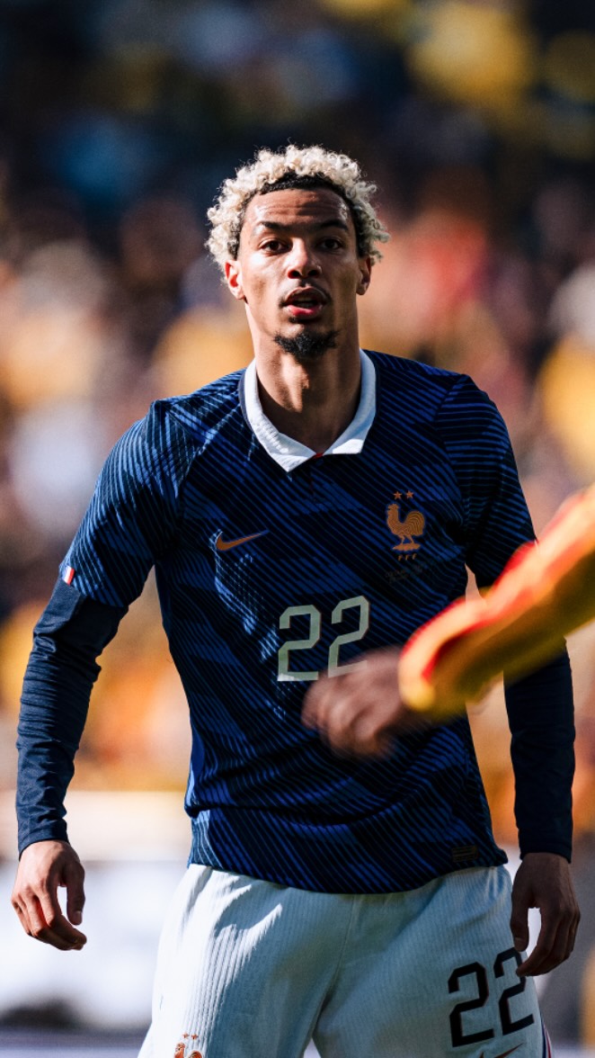 Un petit pont bien senti signé @hekitike 😅👀

Regardez jusqu’à la fin pour la réaction 🤣

A slick nutmeg from Hugo Ekitike, watch until the end for the reaction!