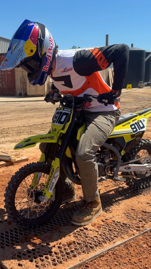 The @cobramotorcycles CX65 barksss at @motosandbox. I gotta work on that double clutch off the start if I want to holeshot 😜😂 If we do a 65cc shootout, what brand do you think would win? @redbullmotorsports @redbull @motosportinc @rdrco.inc @bbrmotorsports @allballsracing_ #CX65 #cobramotorcycles #2stroke