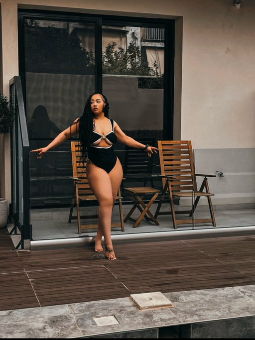 april smells like love and answered prayers 🌷🖤

#bloom #april #femme #bodypositivity #explore