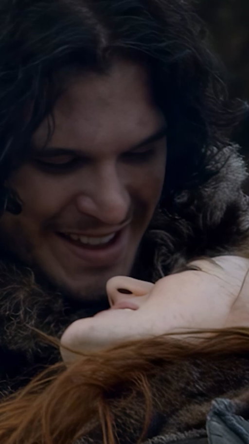 He lost her in the series, but married her in real life. ❤️

While filming “Game of Thrones”, Kit Harington and Rose Leslie fell in love while bringing Jon Snow and Ygritte to life.

On the show, their romance ended in tragedy, but in real life, it turned into something much more beautiful: they got married in 2018 in Scotland and built a life together away from the spotlight.

Sometimes, the best love stories are the ones that aren’t written in the script.