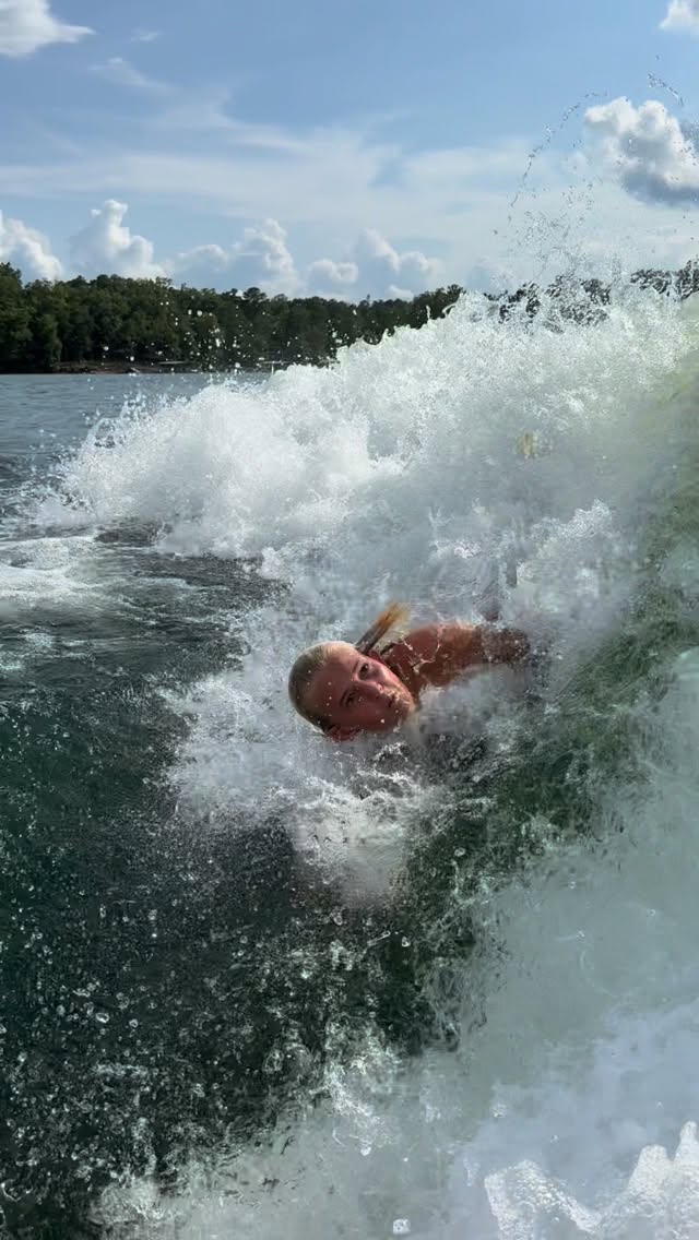 Happy Birthday @eliasjones808 Throw him a follow and join me in wishing him a happy 17th birthday.  For his birthday I’ll show the throwback full video of the wake bodysurfing wave. No it’s not AI.  No the propeller is not on the back of the boat and there is a special exhaust to displace the fumes. 

#bodysurfing #surf #bodysurf #wake #wakesurf