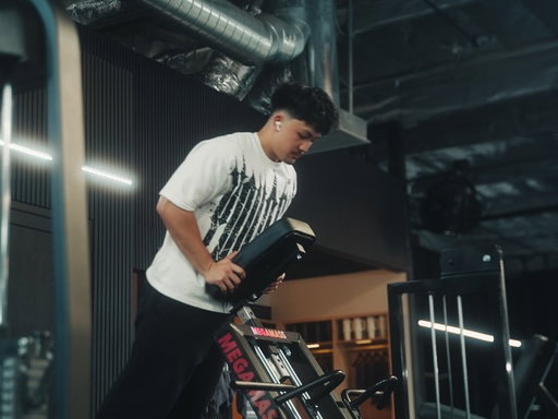 You don’t need a better camera.
You need better intention.

Most people film the gym.
They don’t frame it.

This is the difference between content…
and something that actually feels cinematic.

Save this so you actually use it.

#cinematic #cinematography #gymmotivation #gymbro