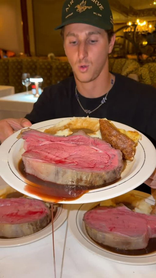 Trying the famous prime rib from @lawrystheprimerib in LA

#primerib #steak #lafood