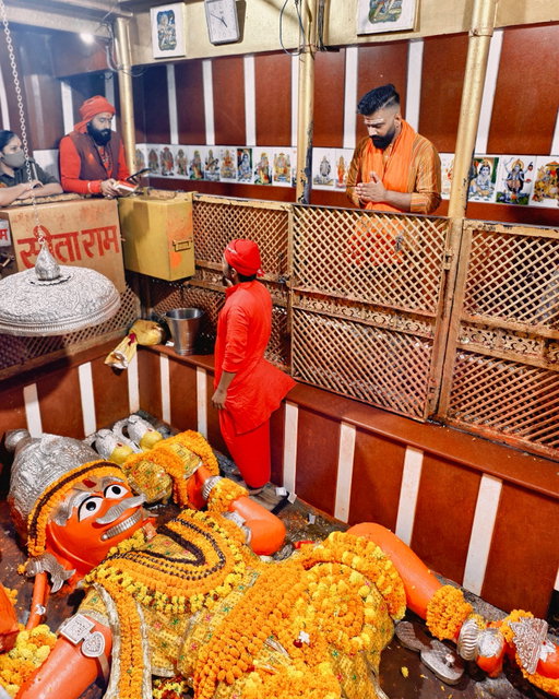 लाल देह लाली लसे,
अरु धरि लाल लंगूर।
वज्र देह दानव दलन,
जय जय जय कपि सूर।

हनुमान जन्मोत्सव की हार्दिक शुभकामनाएँ।
प्रार्थना है कि पवनपुत्र हनुमान, आप सभी को शक्ति, शांति और समृद्धि का आशीर्वाद दें, और हर संकट से रक्षा करें।

जय श्री राम 🚩
#TGFamily 🔥 🔥 🔥