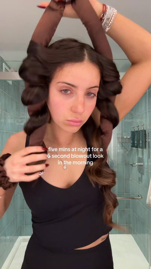 the easiest way to wake up with a blowout! 
Comment “hair” and I’ll DM you the link to the products!

@mykitsch 
#kitsch #overnightcurls #overnightblowout #heatlesscurls #hairhack