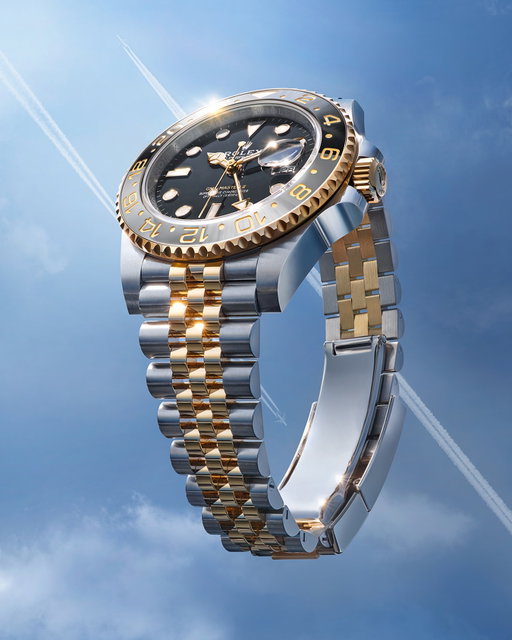 The GMT-Master II. The reference across all meridians. With a second time zone displayed by a dedicated hand. Bidirectional rotatable 24-hour graduated bezel with Cerachrom insert in grey and black ceramic. Five-piece link Jubilee bracelet, comfortable, supple and tough. In 18ct yellow gold cast in our own foundry. 40mm, calibre 3285.
#Rolex #GMTMasterII #101031
