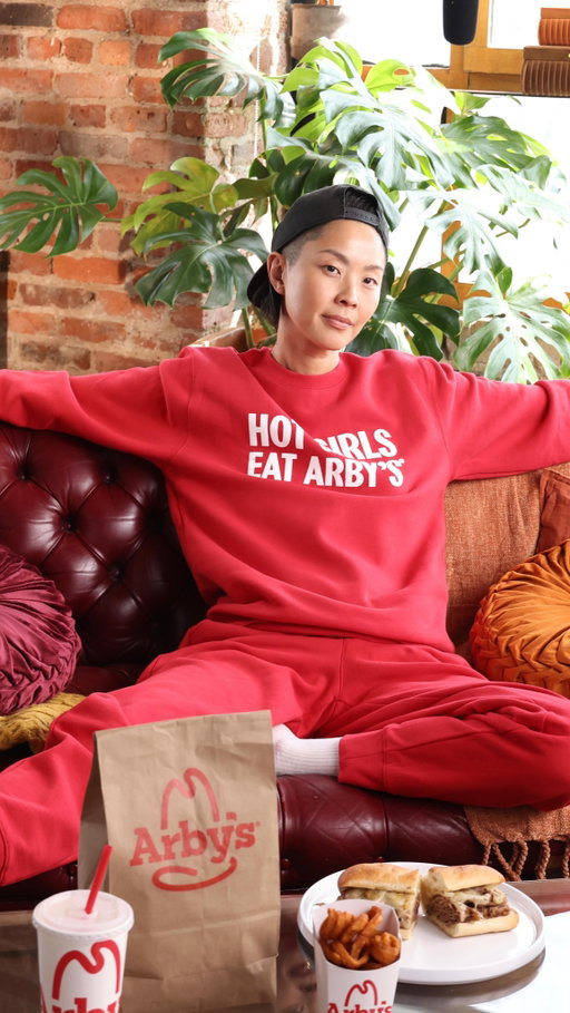 I was told hot girls eat @arbys. The new French Dip Royale… get it while it’s hot 🔥🔪