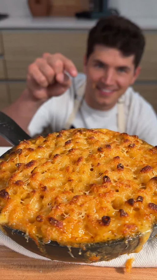 World’s Best Mac & Cheese

Comment “DINNER” for more recipes