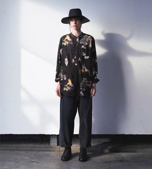 @undercover_lab SS26 continues the “but beautiful” narrative with a more refined and wearable approach. Distortion and asymmetry are softened into pieces that integrate seamlessly into everyday life.

Now aviliable in store & wdlt117.com

#undercover
#junTakahashi 
#designerclothes 
#torontobotique 
#torontodesignerboutique