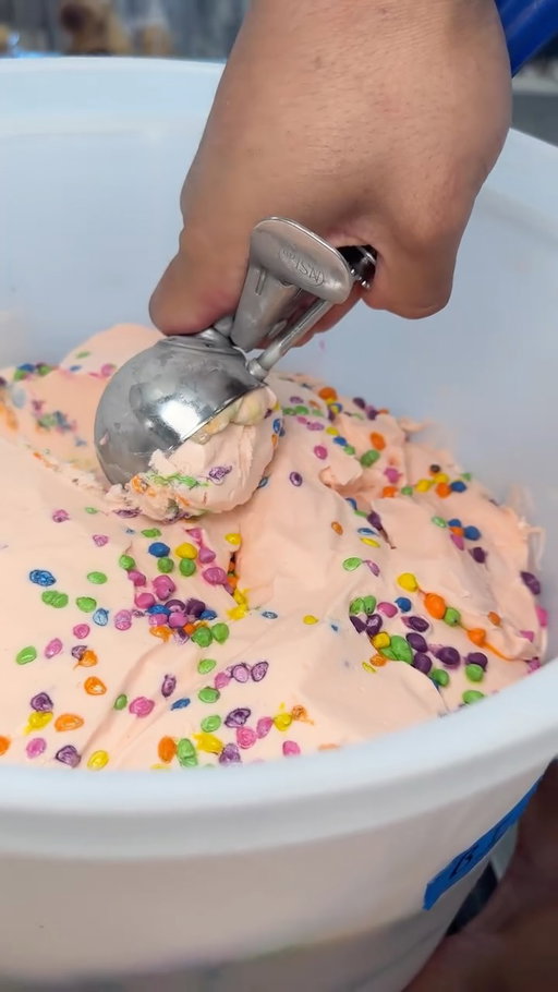 The kind of scoops that make your day 🍦💙🩷

#CottonCandy