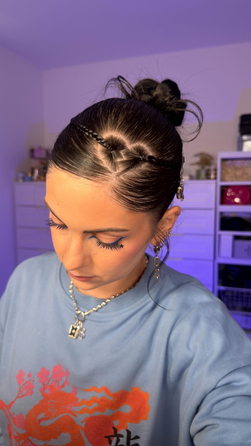 Someone asked 'what if the heart had a zig zag going through it' 💔 It turned out so cool! Save this down for your festival hair inspiration ✨ 

Mousse @redken touchable texture

#haircare #y2khair #festivalhair #hairstyleinspiration