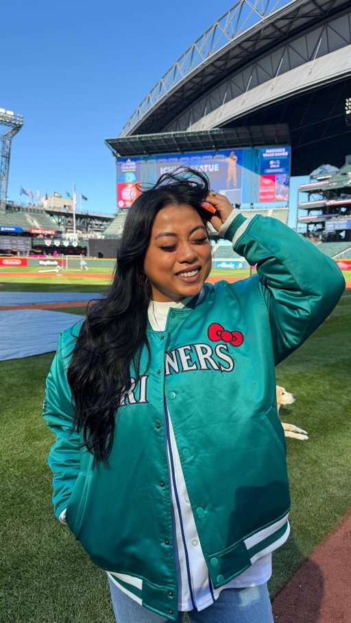 @hellokitty night w seattle @mariners 🎀⚾️

still can’t believe i got to step onto the @tmobilepark field and be one of the first to wear their new hello kitty collab jacket dropping sept 8th 🥹 it’s sooo cute!!

there’s something so special about mariners games. the energy, the fans, the feeling of everyone coming together for seattle. moments like this remind me why i love this city so much.

everyone who buys tickets through the online hello kitty special will receive the jacket on Sept 8. you can grab your tickets now! 👀

thank you for having me✨

#seattle #seattlemariners #hellokitty #mlb