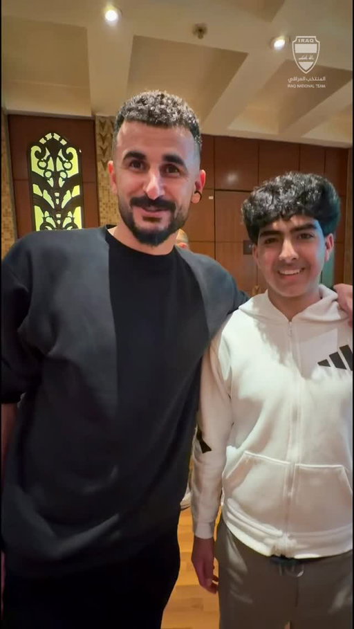 زيارة نجل الكابتن الراحل أحمد راضي رحمه الله 🇮🇶
إلى وفد منتخبنا الوطني في الأردن،
وتقديمه التهنئة للسيد رئيس الاتحاد والكابتن أيمن حسين بمناسبة التأهل 🇮🇶

حضور يحمل الوفاء… وامتداد لإرثٍ لا يُنسى ❤️

Visit of the son of the late Iraqi legend Ahmed Radhi 🇮🇶
to our national team delegation in Jordan,
congratulating the FA President and captain Aymen Hussein on qualification ✨

A presence that carries legacy… and unforgettable pride ❤️