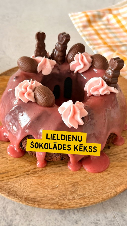 Pavisam vienkārši pagatavojams Lieldienu gardums, kas priecēs gan acis, gan garšas kārpiņas! ✨ Krēmīgā glazūra un košie dekori padarīs šo kēksu par īstu svētku zvaigzni uz galda. Novēlam visiem gardumu pilnas svētku brīvdienas! 🐣