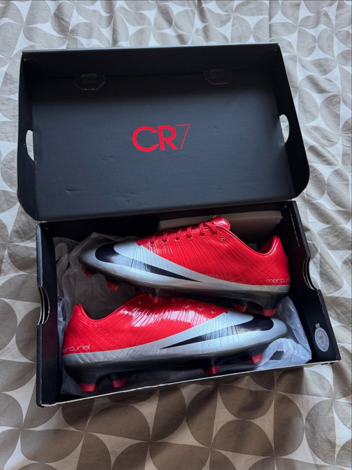 THEY ARE BACK!! 🤩 @nikefootball
-
After 17 years, Nike have brought back the Superfly I from 2009 in the original launch colourway. Headlined by Cristiano Ronaldo and Zlatan Ibrahimović, this was the highest tear of Mercurial launched at the time and paved the way for every generation so far. With a 1:1 upper remake, mixed with the current Air Zoom soleplate, these look fantastic. 👏🏼