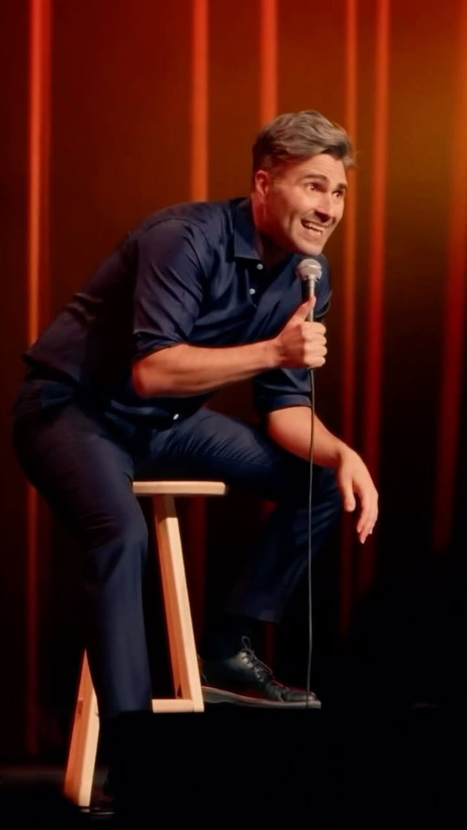 Mon troisième spectacle 𝐋𝐈𝐕𝐄 est maintenant disponible sur @rc.ohdio. Parfait ceux qui aiment les jokes, mais pas ma face.

Lien en bio.