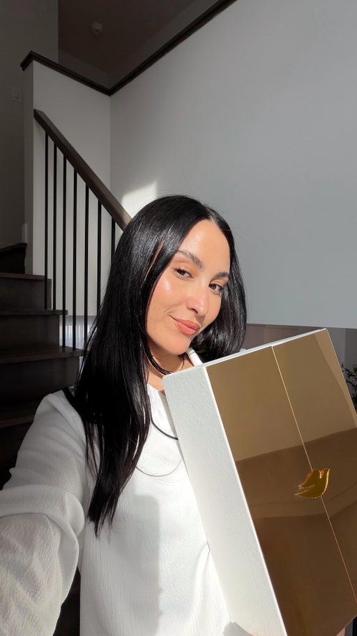 #PartenaireDove 2026 est l’année où je veux vraiment glow-up de l’intérieur comme de l’extérieur ! ✨ 

Et j’ai reçu ce magnifique colis de @dove qu’on va découvrir ensemble pour l’occasion. Le nouveau Dove Sérum+ Nettoyant Corporel À L’huile qui est disponible maintenant ! 🫧 

C’est le genre de produit de soin qui rend les moments dans la douche plus agréable et qui laisse ma peau super douce et nourrie. 🤍 

#DoveOilBodyWash #GlowEra