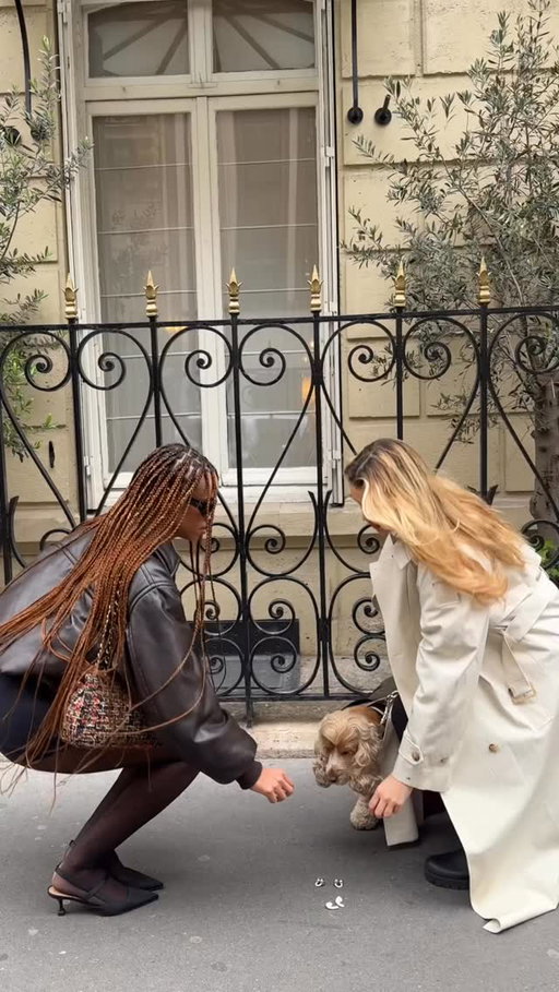🎧 Vous écoutez quoi vous en ce moment? 

#friends #paris #music #headphones #trend