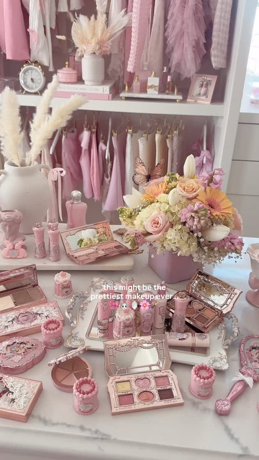 Obsessed with this…🎀🥺
the prettiest makeup to ever exist🤍✨

(Giveaway closed @bubblegumrituals) ✨✨

I’m so excited because we’re doing a GIVEAWAY with @flowerknows_global 🤍One of you will win a full box of these dreamy goodies to fill your vanity🎀

How to enter:
	1.  Follow me @slmissglam 
	2.  Like this post 
	3.  Tag your bestie (each tag = extra entries)

Bonus: share to your story + tag me so I can see 🤍

✨ Worth over $2,000
✨ Winner announced [Wednesday April 8th, opened international and worldwide]

good luck my loves…🐰🎀🤍