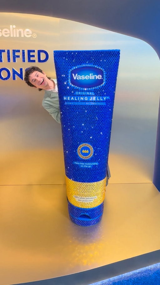You’ll be finding THIS in my bag! Find @vaselinebrand Original Healing Jelly tubes at Amazon and comment your favorite way to use Vaseline

#vaselinepartner #dermatologist #skincare #dermangelo