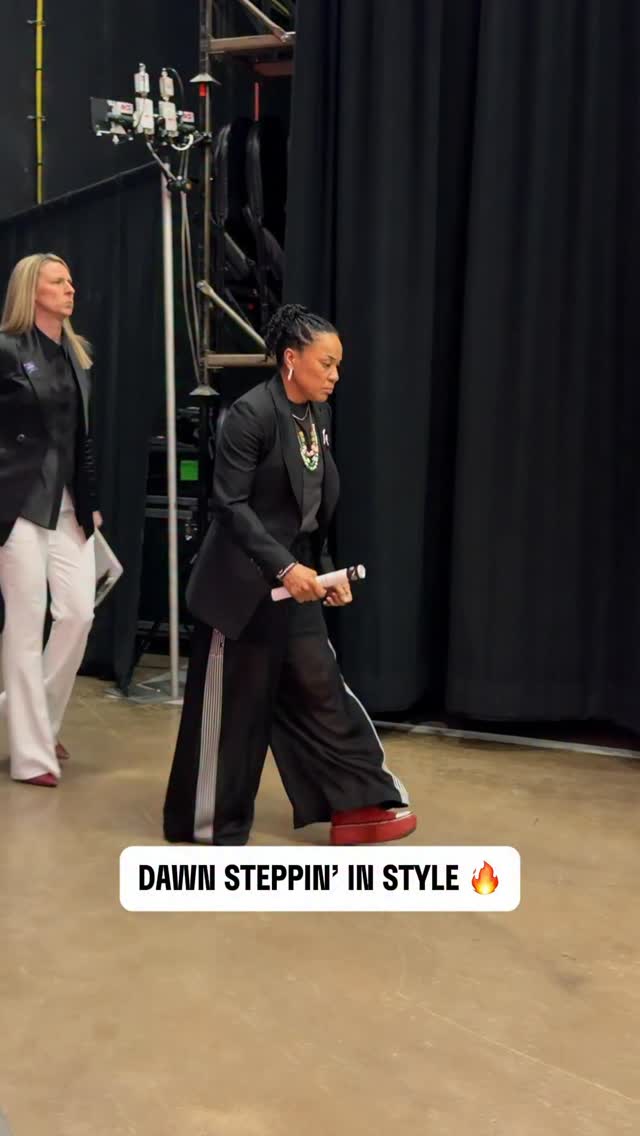 Prior to the game we caught Dawn Staley in style, if you’re not watching you’re missing out 🌟