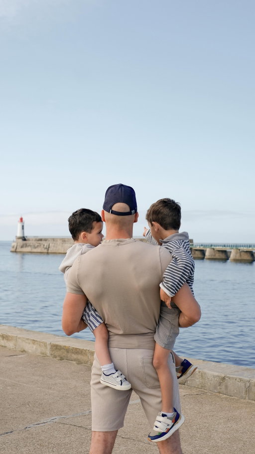 « Je veux être un super-héros comme Papa ! ».
.
.
[ Papa . Fils . Famille . Super-Héros ]