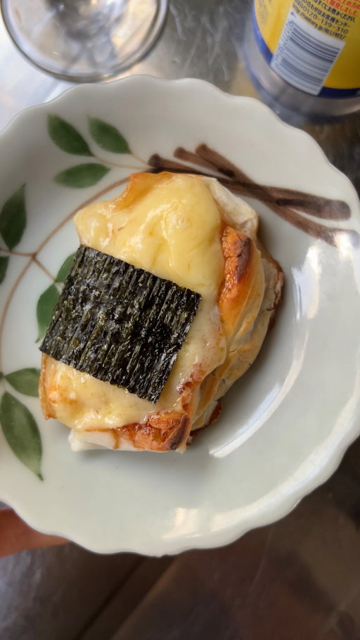 Millie izakaya episode 1: kanpai!

Every week I’ll bring you a new drink and snack combo to enjoy the taste of tokyo at home. Grilled mochi with cheese and beer, unbeatable