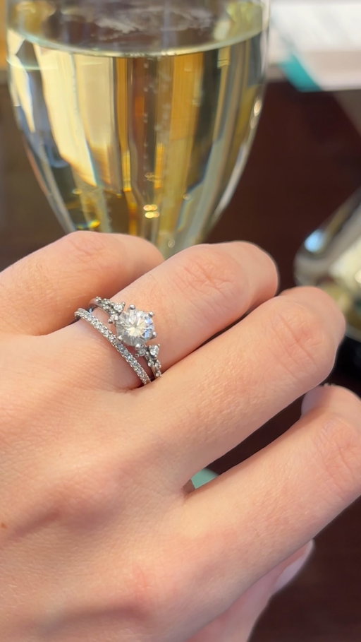 Girl math: partons du principe que ton mariage dure 50 ans, si tu ramènes le prix par jour ça revient à qq centimes 🤭 
.
.
.
.
.
.
#alliances #weddingband #vancleef #cartier #mariage2026