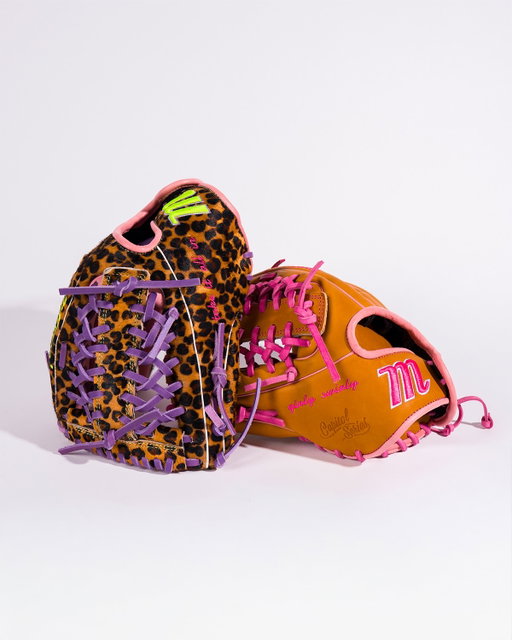 We’re OBSESSED with @amandalorenz’s gloves😍