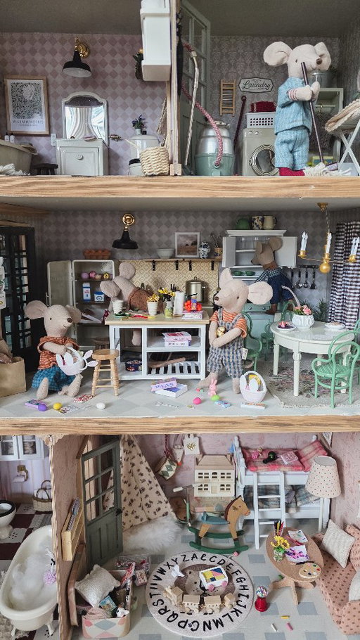 Happy Easter from our lil mousers 🐭🩷

Their very lived in miniature kitchen makes me melt🫠🥰🤭

#mailegworld #minaturedollhouse #mousehouse #mailegmäuse #happyeaster🐰