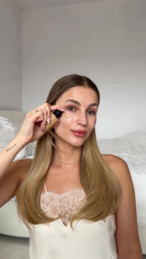 Můj oblíbený přirozený makeup look 🌸už trošku v jarním vibe 🙌🏻 a nejvíc jsem zamilovaná do tohoto balzámu s 63% pečujícími látkami, který používám jako rtěnku, nelepí, hydratuje a vypadá to fakt hezky ✨
@armanibeauty #prismaflash #armanimakeup 

*ve spolupráci