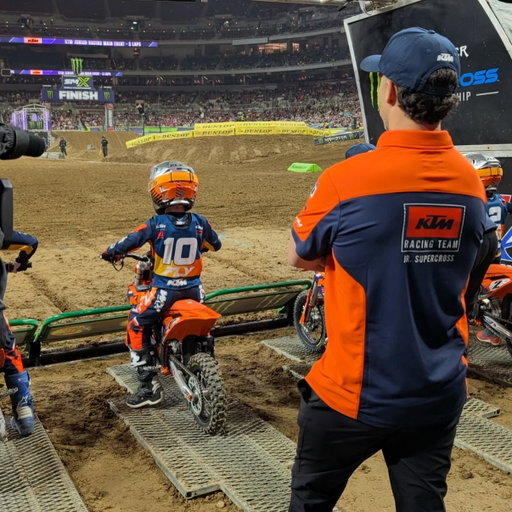 What a fun day in St Louis! Family trip to watch Beckham race. He had so much fun being a Factory rider for the day. He ended up 4th after a crash off the start and life long memories were created!! Proud Dad moment watching him ride a Supercross track and be a part of a sport that I love so much! Well done Becks👏 @paigebrayton