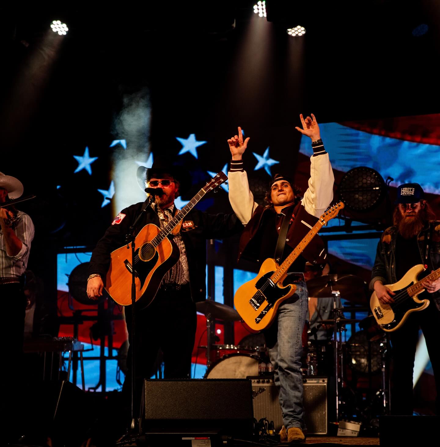 Life’s crazy one moment I’m standing in the White House, next I’m on stage with big ERN WHAT IS HAPPPENING!?!

@ernest