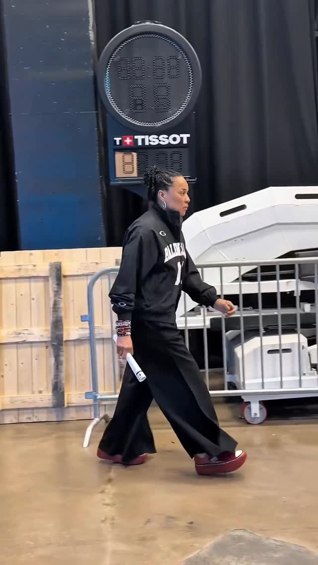 WNBA legend Dawn Staley takes the court for her 5th National Championship Game! 🌟