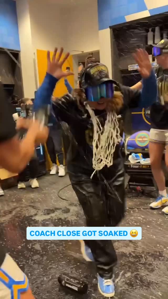 Cori Close was having a blast in the locker room after winning the national championship 🤩

#wfinalfour