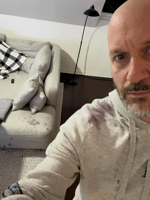 Arrive au chalet pour écouter la partie en espérant voir Caufield compter on 50ème! Pas de chauffage dans le salon??? Gosse après le thermostat, ferme/ouvre le breaker…écoute la game…regosse après le thermostat, sans succès. Avant de sortir du salon verre de rouge en main, regosse une dernière fois après le thermostat, POGNE UN CHOC ÉLECTRIQUE!!! Le vin revole partout. Tabarnak. Des fois je me dis peut-être que je ne suis pas bon en rénovation…