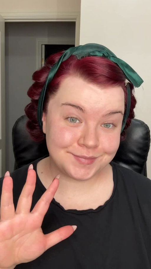 How to do Heatless curls ❤️

Heatless curl tutorial, I Heatless curl my hair in 5 minutes using @kobayashidesignstudio always!

I’ve tried lots of other brands but this is the design that I love the most. 

1 - brush dry hair 
2 - add mousse to dry hair 
3 - clip Heatless curler into place 
4 - start wrapping! 

#heatlesscurls #heatlesscurl #heatlesscurltutorial