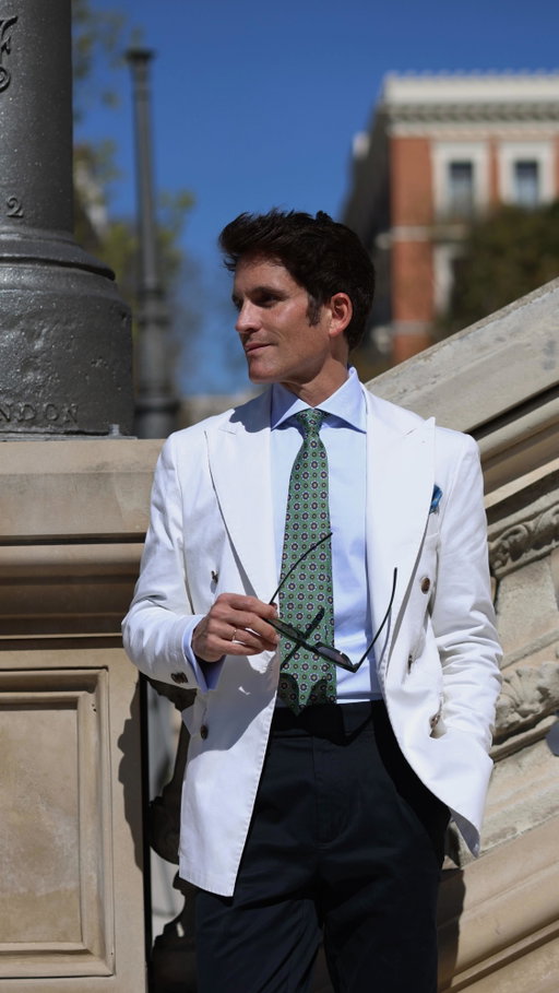 Dos looks para la Feria de Día. Azul x Blanco 🤍
El arte de combinar sin repetir. 
*EnColaboracionCon @alvaromoreno.es
📷 by @albertoortizrey