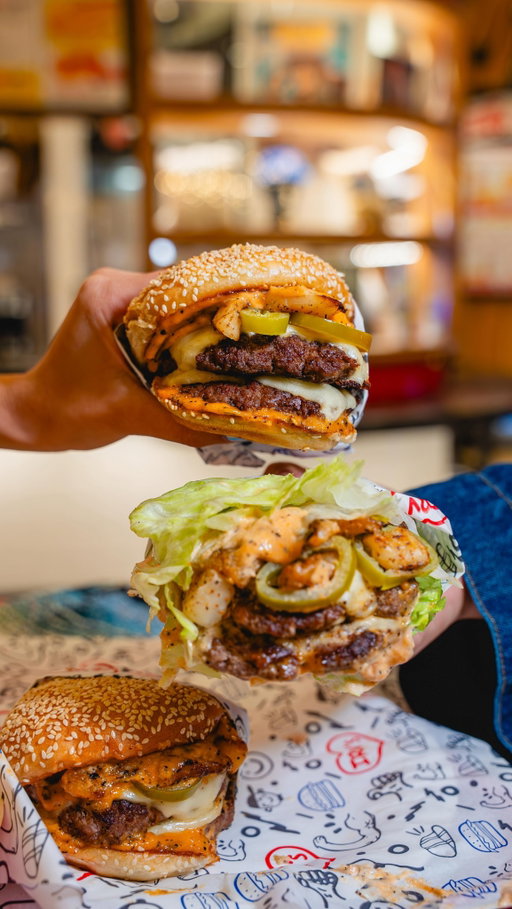 Sweet heat meets LA energy.

A quarter-pound burger stacked with melty white American, Cajun-blackened pineapple, pickled jalapeños, and Irv’s sauce—served with crispy Cajun waffle fries and your favorite fountain drink. The collectible Addison Rae cup is exclusively available in-store.

In celebration of Addison Rae hitting the Coachella stage, catch her LA to L.A. Combo at Irv’s Burgers and at Coachella through May 31st 🍔🥤

@addisonraee 

#AddisonRae #LAtoLA #Chella2026 #Coachella2026 #FameIsAGun