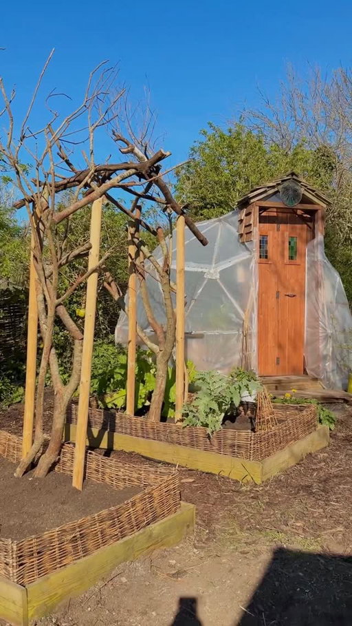 I can’t wait to see this covered in all the weird and wonky types of squash 🌱 

This was so much fun to build, only takes a few hours and I was lucky to have my husband help me on the bank holiday ☺️ I’m sowing lots of magnificent squash varieties at the moment and will be planting them out when they are big and strong and able to cope with the British weather! 

Most of this arch is made up of goat willow tree branches that we had to cut back on my vegetable plot to give us more light to grow. So it’s so cool they’ve been repurposed for this! 

Please leave all your squash growing tips in the comments- I hope this arch is covered by late Summer!

#rustic #gardenarch #squash #vegetablegrowing #vegetablegarden